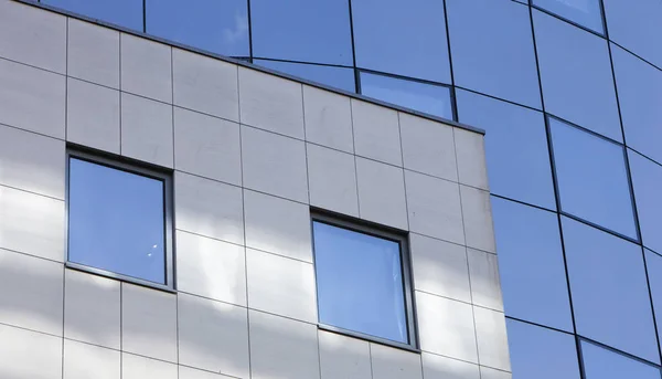 Parte de la fachada de vidrio reflectante en el edificio de oficinas moderno —  Fotos de Stock