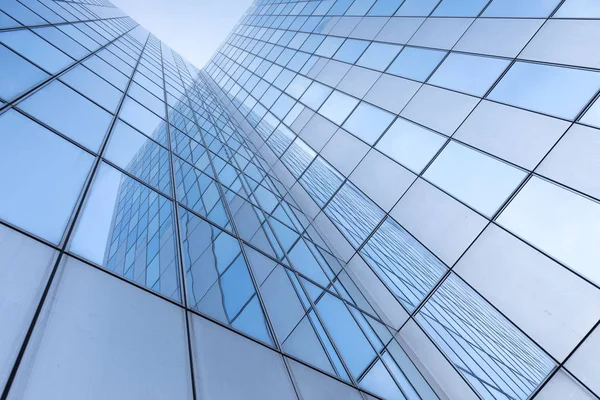 Fachadas de vidrio de edificios de oficinas modernos y reflejo de azul — Foto de Stock