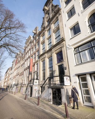 Kadın fotoğrafçılık müzesinden bilgi okuyor Huis Mars