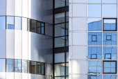 abstraktní vzory a odrazy v oknech moderních kancelářských budov