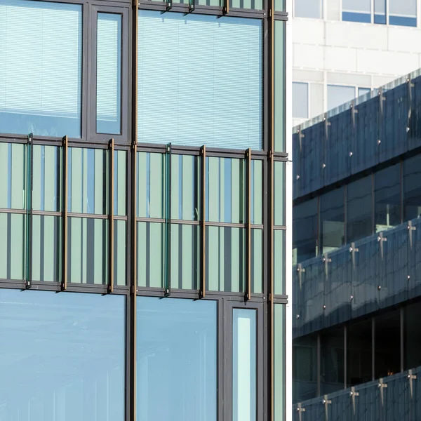 Patrones abstractos y reflejos en ventanas de edificios de oficinas modernos —  Fotos de Stock