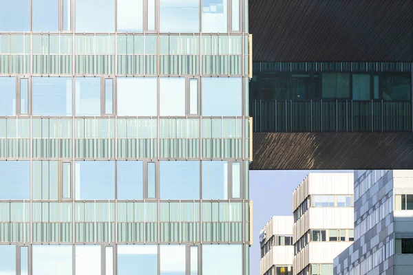 Motifs abstraits et reflets dans les fenêtres des immeubles de bureaux modernes — Photo
