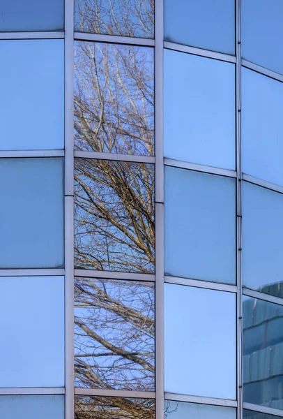 Abstrakte Muster und Reflexionen in Fenstern moderner Büros — Stockfoto