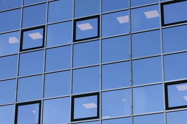 Patrones abstractos y reflexiones en las ventanas de la oficina moderna bu — Foto de Stock