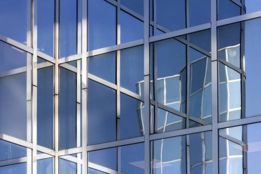 Modern ofis bu 'nun pencerelerinde soyut desenler ve yansımalar