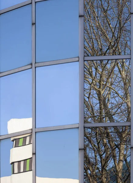 Patrones abstractos y reflexiones en las ventanas de la oficina moderna bu —  Fotos de Stock