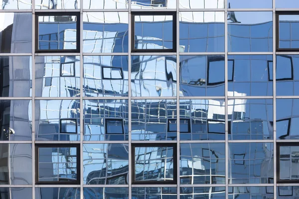 Patrones abstractos y reflexiones en las ventanas de la oficina moderna bu — Foto de Stock