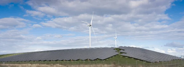 Ветряные Турбины Солнечные Панели Образуют Альтернативную Энергетическую Установку Низинах Голубым — стоковое фото