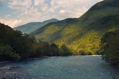 Kayaları akan nehir dağ