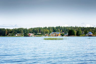 Güzel bir göl kıyısında Köyü