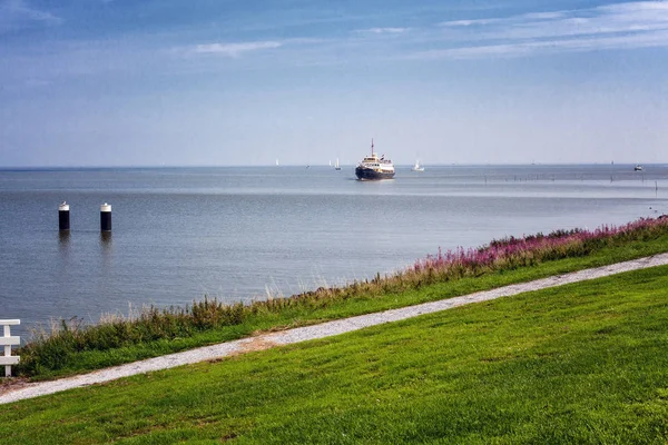 Le navire s'approche du rivage, du ciel bleu, de la mer — Photo