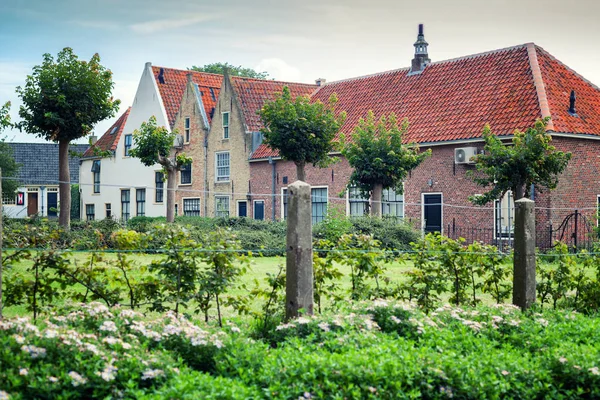 Belle maison en brique dans un paysage verdoyant — Photo