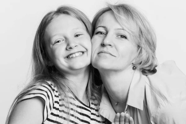 Mutter und Tochter lächelnd, zusammengekauert — Stockfoto