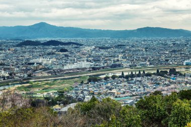 Yoğun yerleşik bir Japon şehrin güzel manzara