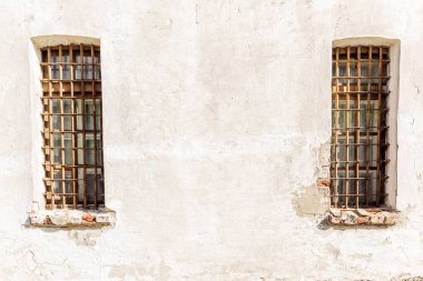 Eski bir binanın duvarına kapı pencere
