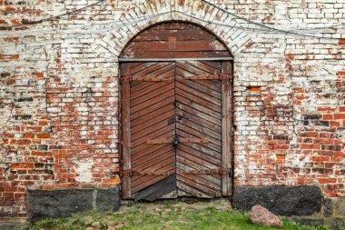Eski bir binanın duvarına kapı pencere