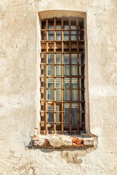 Περιφραγμένο Παράθυρο Στον Τοίχο Του Ένα Παλιό Κτίριο — Φωτογραφία Αρχείου