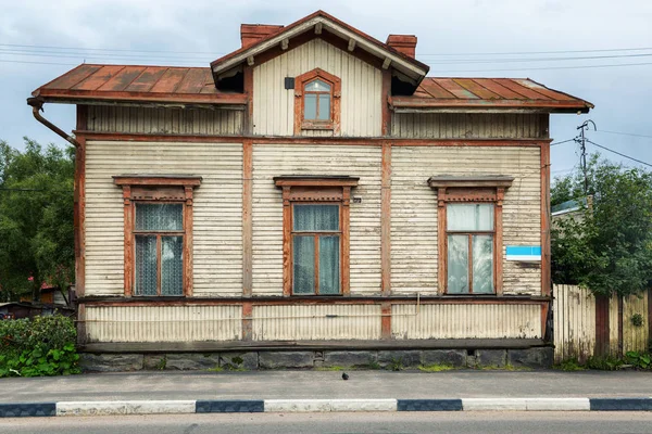 Grote houten huis in een provinciestad — Stockfoto