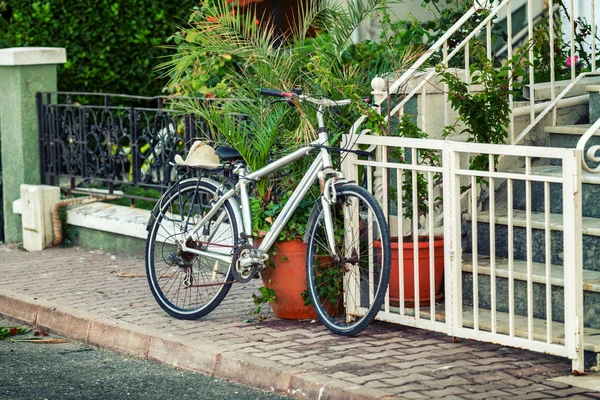 自転車が家の玄関近くに立っています — ストック写真