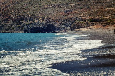 Deniz kıyısında bir dağ ada