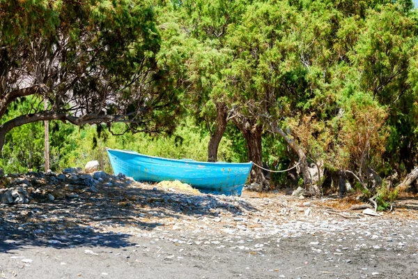 Wooden boat on a pebble beach — Stock Photo, Image