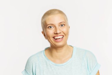 Kel genç kadın gülüyor