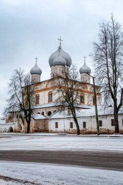Güzel beyaz kilise yolda, kış manzarası