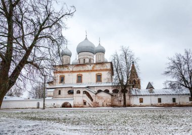 Güzel beyaz kilise yolda, kış manzarası