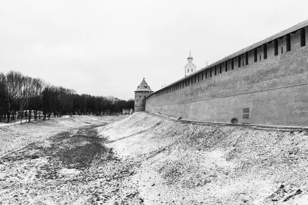 圆形塔和砖墙 冬季景观 — 图库照片