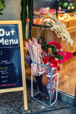 Cafe girişinde şemsiye için stand