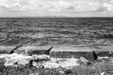 Beton bir plaj dalgalar ara