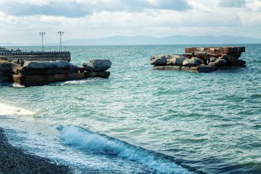 Beton bir plaj dalgalar ara