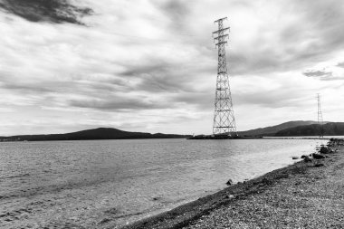 Güzel mavi gökyüzü karşı elektrik telleri ile kule