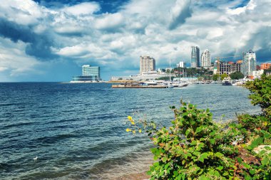 Güzel bir şehir ve deniz kıyıdan marina manzarası