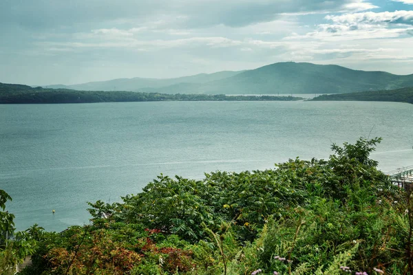 Dağlar ve deniz güzel görünüm