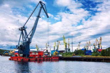 Güzel bir deniz endüstriyel şehir manzarası