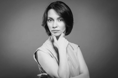 güzel bir genç kadın yakın portresi