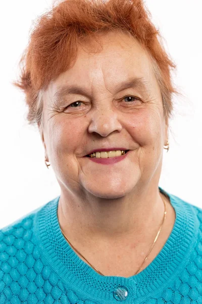 Yaşlı kadın gülümsüyor