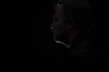Alacakaranlık yüzünde kıl olan bir adam