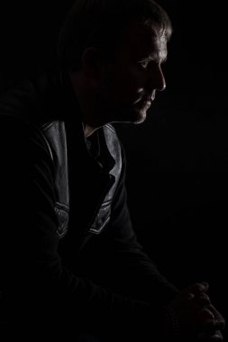 Alacakaranlık yüzünde kıl olan bir adam