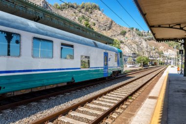 Bir ayakta tren tren istasyonu güneşli bir gün