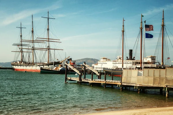 Los barcos están en el muelle en el puerto de un hermoso paisaje — Foto de Stock