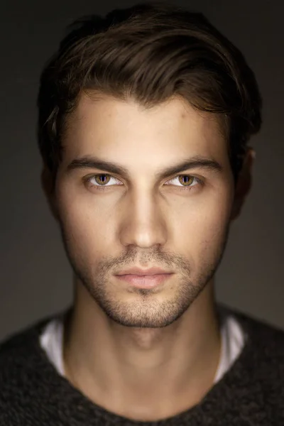 ciddi yakışıklı genç