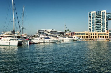 Marina ile Güney güzel şehirde yatlar