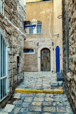 Eski şehrin kaldırım taşları ile güzel dar sokak 