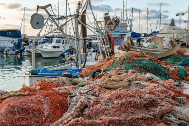 Tekneler ve balık ağlarına city Port