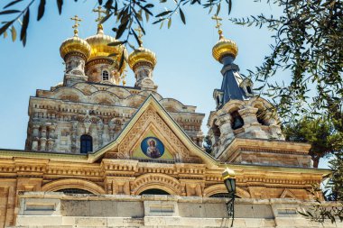 Güzel Ortodoks Tapınağı mavi gökyüzü yaz