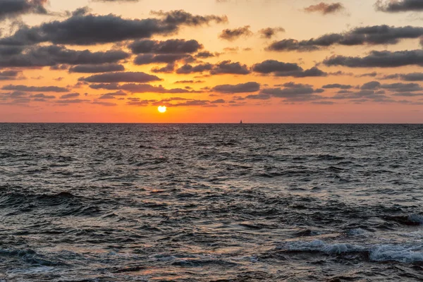Закат на море летом — стоковое фото