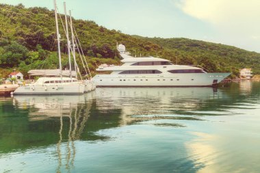 Güzel beyaz yat deniz iskelede