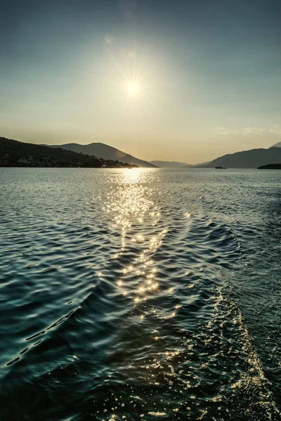 Schöne Meereslandschaft des Berges in den Strahlen der strahlenden Sonne — Stockfoto